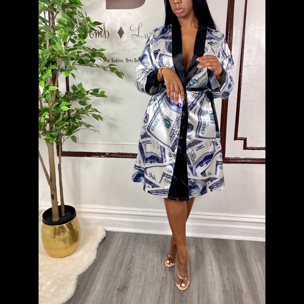 CASH ME OUT ROBE - Picture 3 of 3